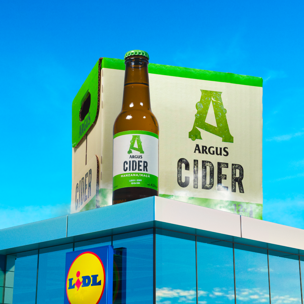 Garrafas e caixas de sidra Argus da Lidl em exposição numa fachada de loja.