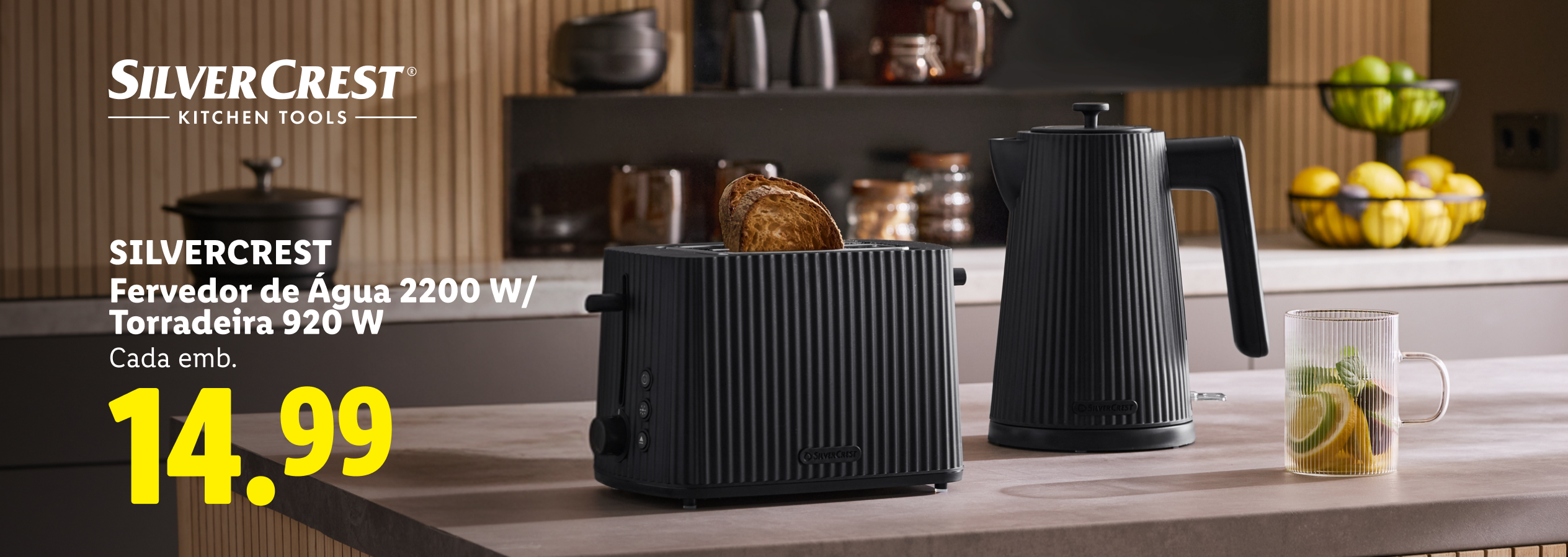 Um conjunto de chaleira e torradeira pretas com um design canelado, com pão torrado e uma bebida refrescante, custando 14,99.