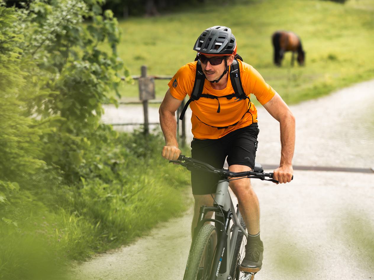 Bicicleta elétrica e equipamento de ciclismo ao ar livre.