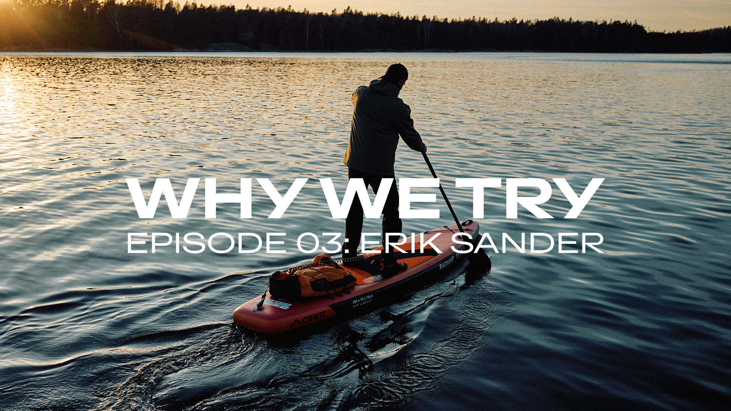 Homem a remar numa prancha de stand-up paddle ao pôr do sol, texto: 'WHY WE TRY EPISODE 03: ERIK SANDER'.