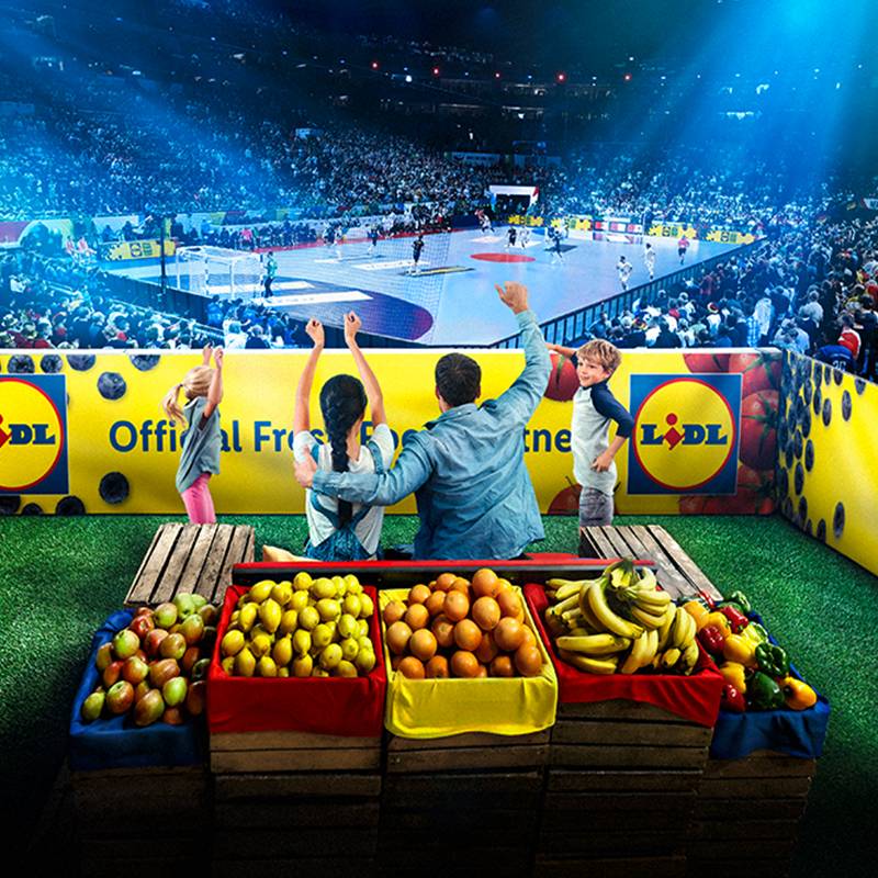 Frutas e vegetais frescos num evento desportivo com uma família a torcer, marca Lidl.