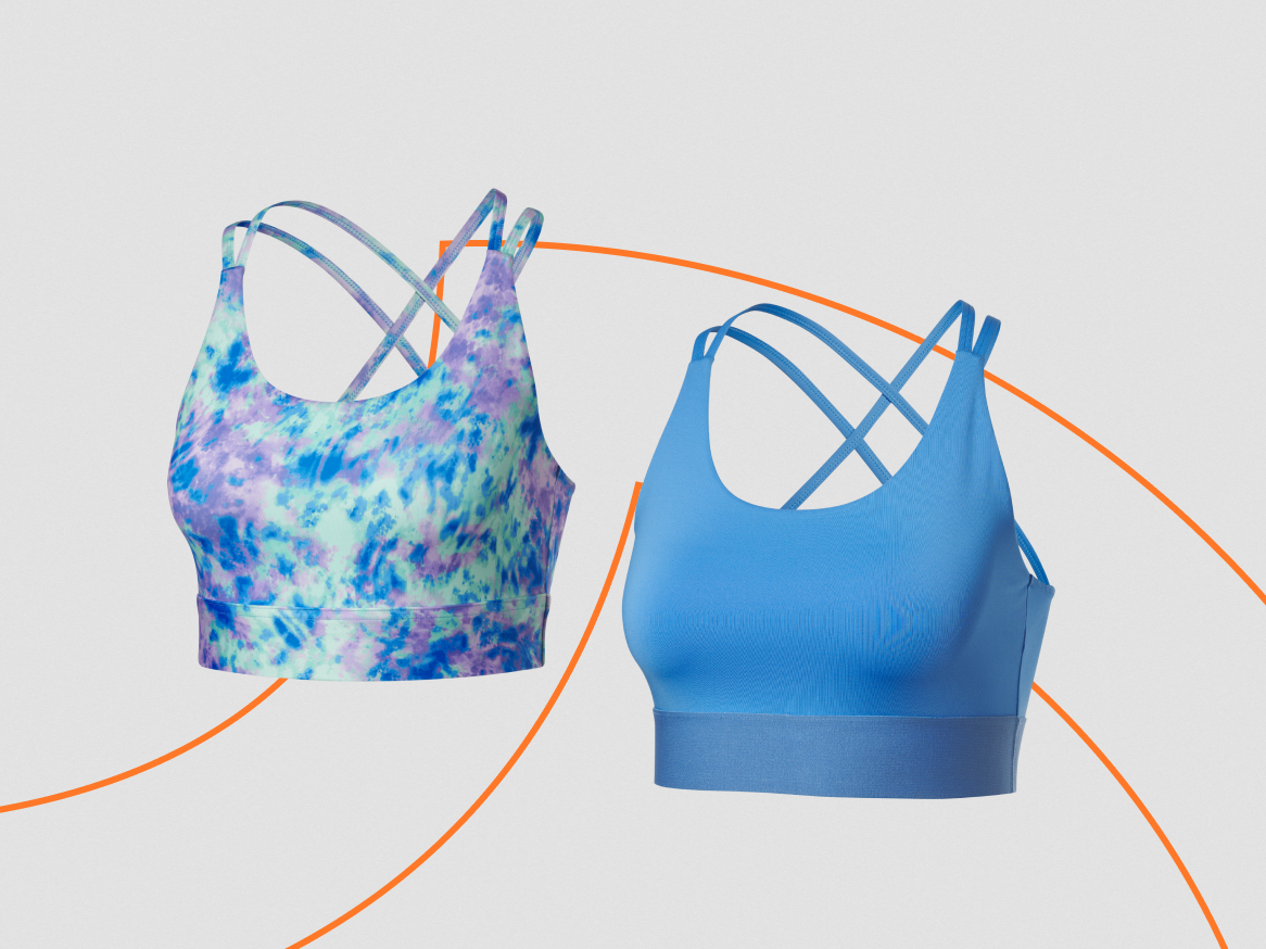 Dois sutiãs esportivos, um com estampa tie-dye e outro azul sólido, com alças cruzadas.