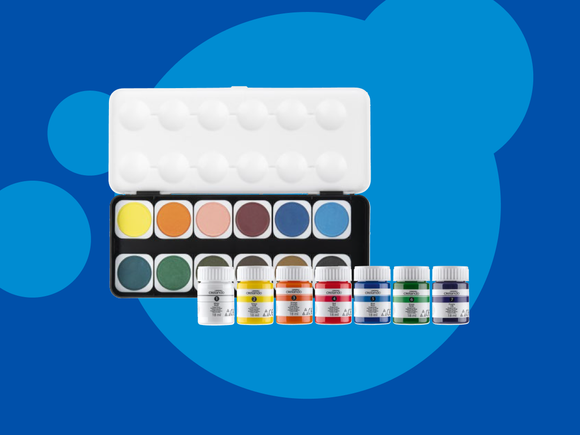 Um conjunto de tintas aquarela e potes de tinta acrílica da marca Crelando.