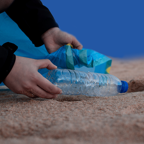 Remover os plásticos das praias