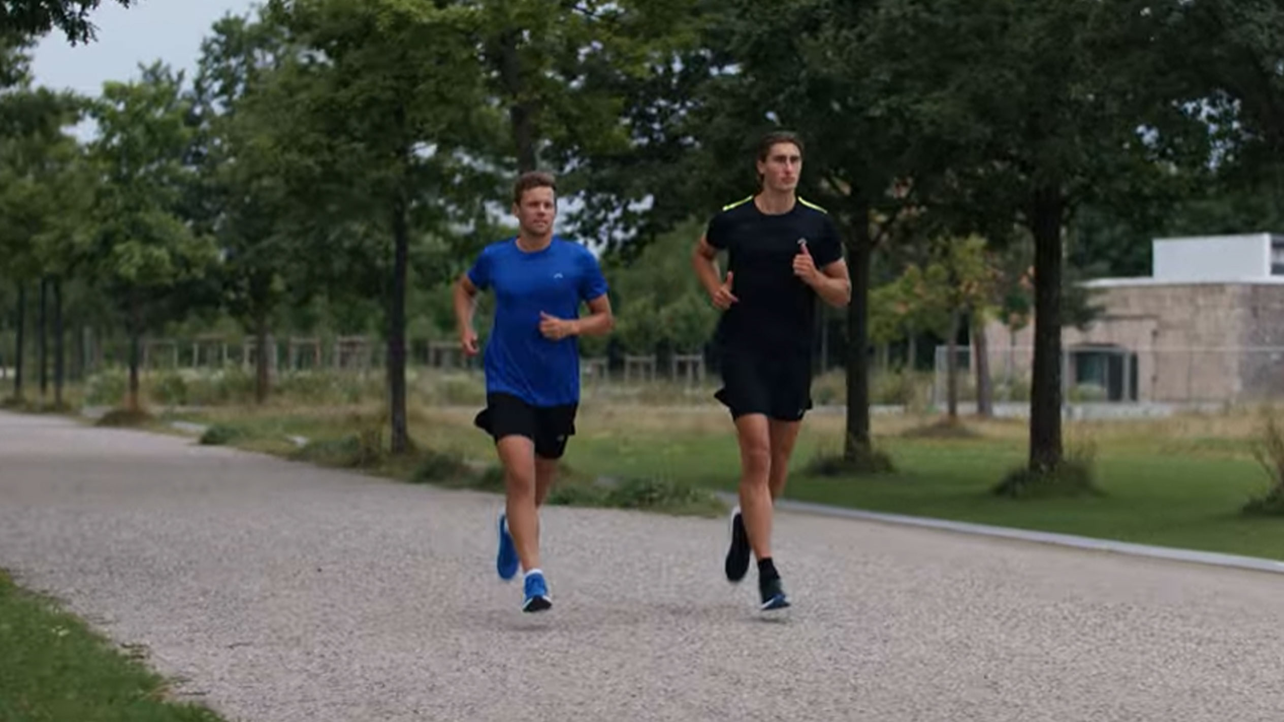 Dois homens a correr com t-shirts e calções desportivos