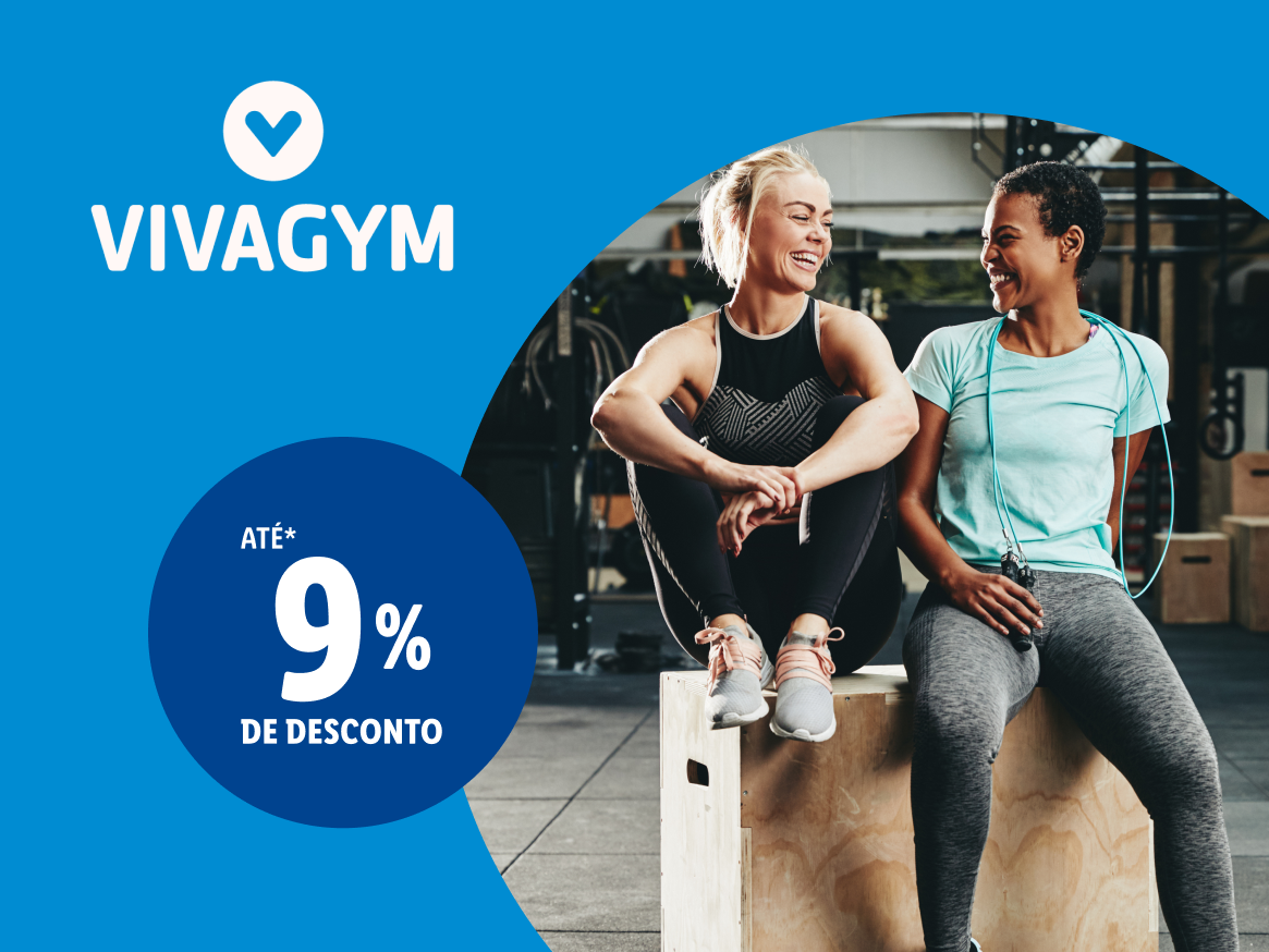Duas mulheres sorridentes num ginásio, com o logótipo VIVAGYM e 'Até 9% de desconto'.