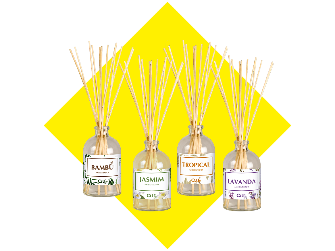 Quatro difusores de varetas com aromas de bambu, jasmim, tropical e lavanda.