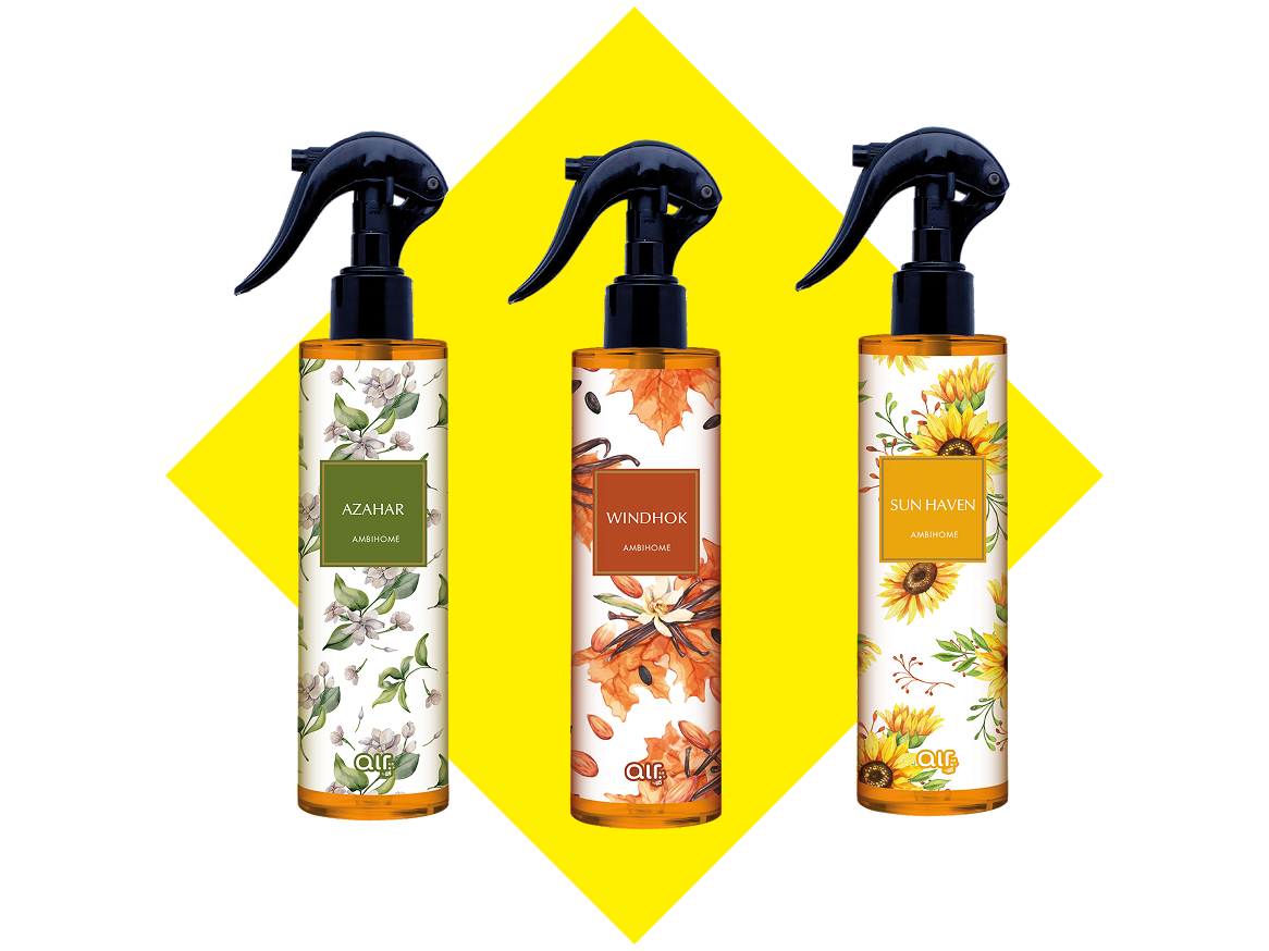 Três pulverizadores de ambiente com rótulos florais: jasmim, folhas de outono e girassóis.
