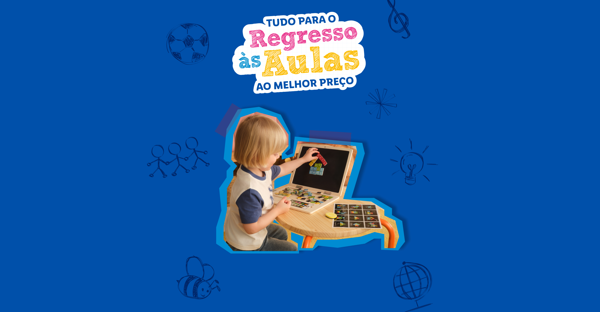 Criança a brincar com um quadro magnético em forma de portátil, com o texto 'Tudo para o Regresso às Aulas ao Melhor Preço'.