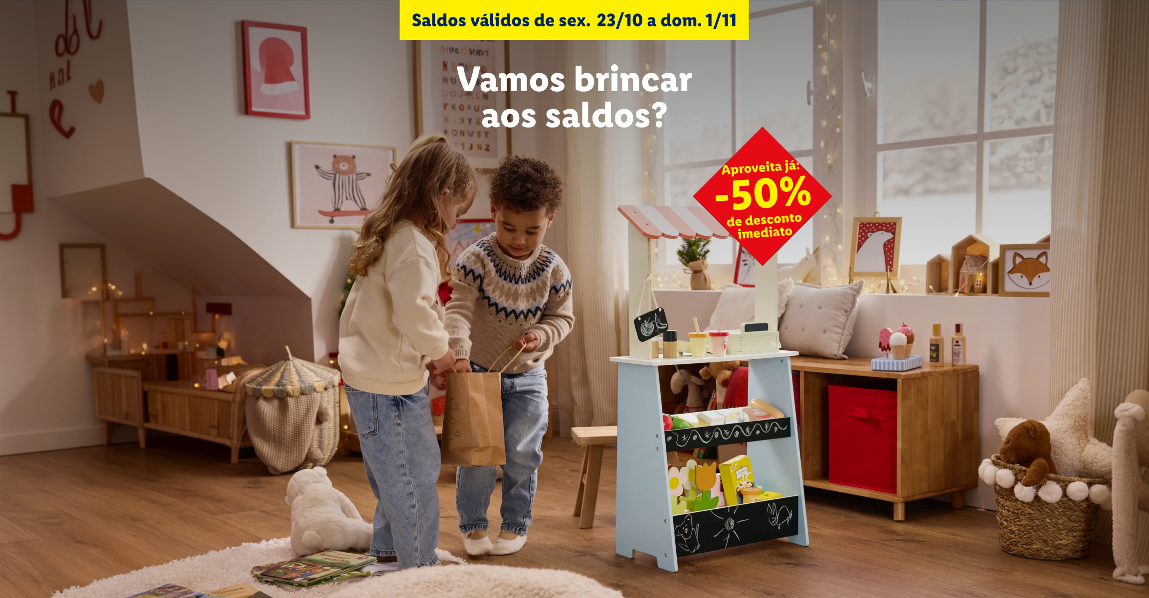 Crianças a brincar com brinquedos de madeira e promoção de saldos até 50% de desconto.