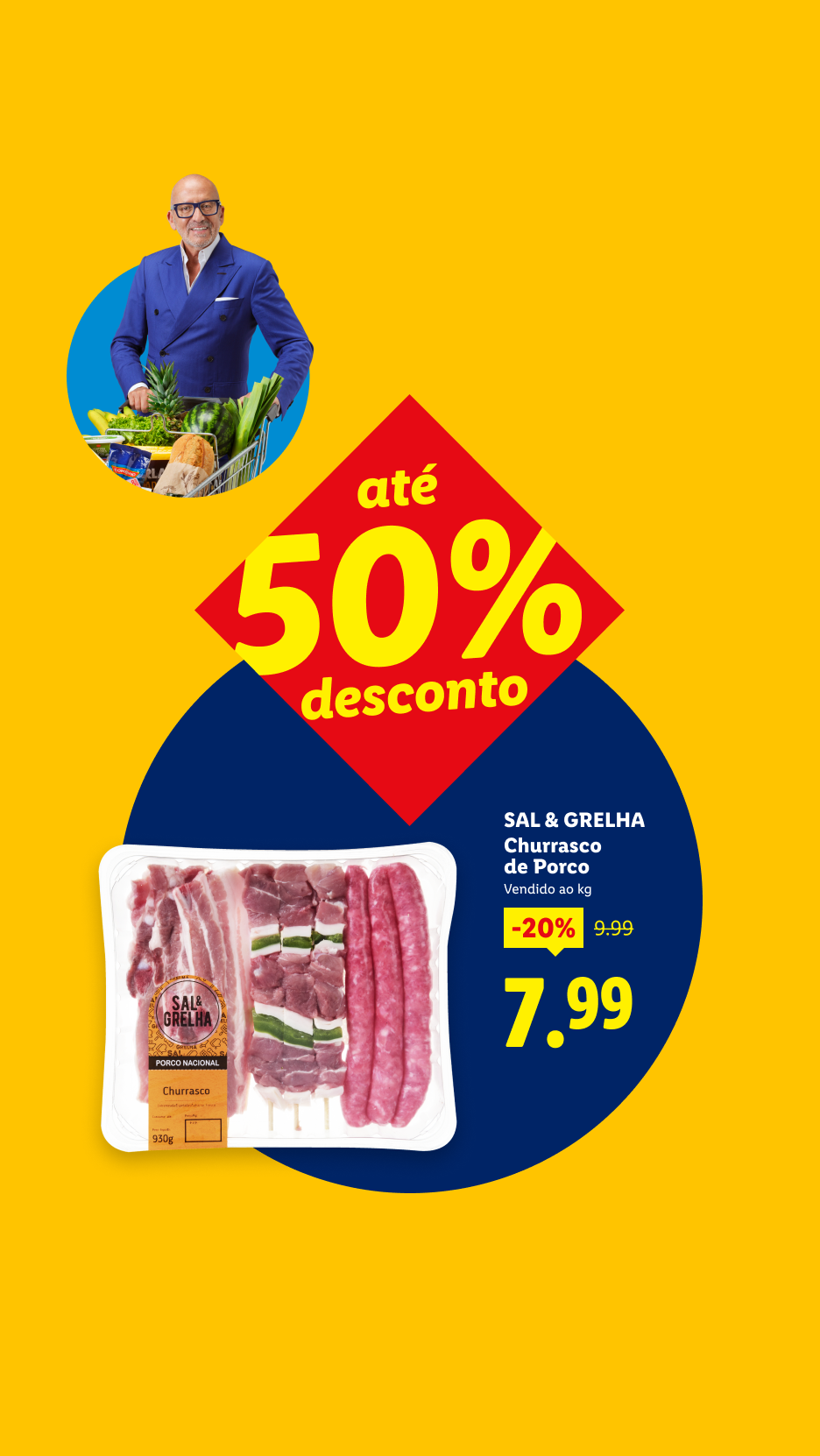 Homem sorridente com carrinho de compras, carne de porco para churrasco com 20% de desconto, e até 50% de desconto.