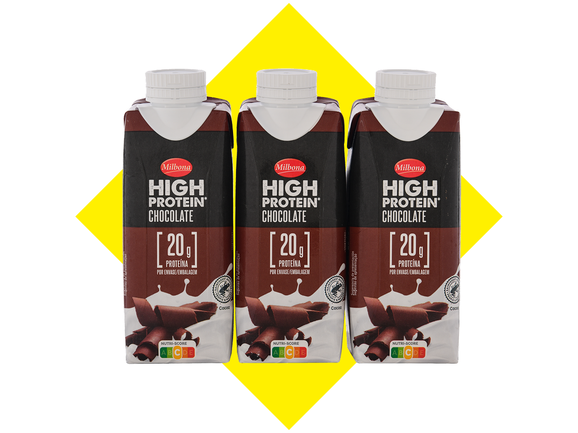 Três embalagens de chocolate com alto teor de proteína, cada uma com 20g de proteína e Nutri-Score A.