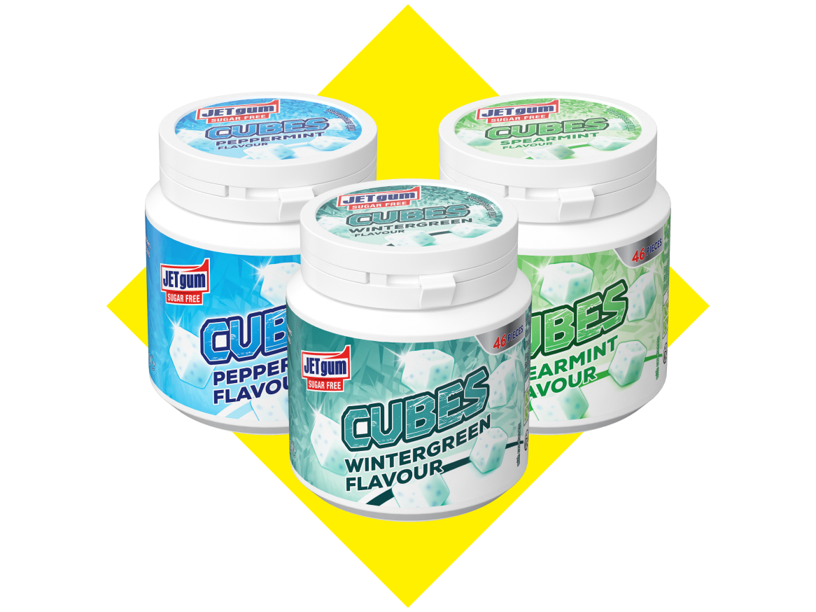 Três potes de pastilhas elásticas sem açúcar, com sabores a menta, hortelã e wintergreen, em fundo amarelo.