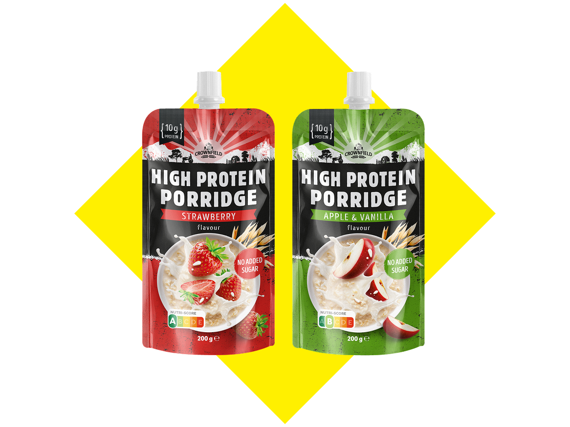 Duas embalagens de papas de aveia de alto teor proteico, uma de morango e outra de maçã e baunilha.
