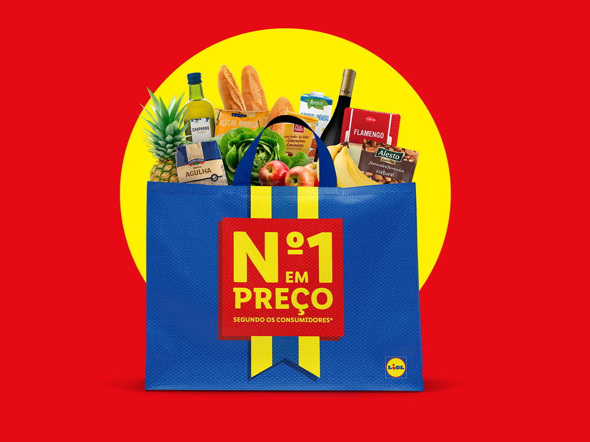 Saco de compras azul cheio de produtos alimentares, com o texto 'Nº1 EM PREÇO'.