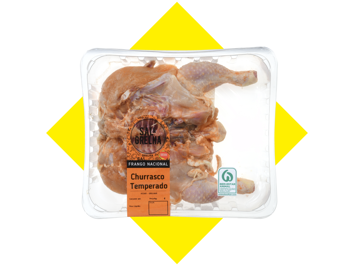 Frango nacional temperado para churrasco em embalagem transparente, com selo de bem-estar animal.