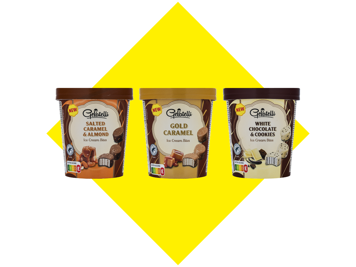 Três embalagens de gelado de caramelo salgado e amêndoa, caramelo dourado e chocolate branco e bolachas.