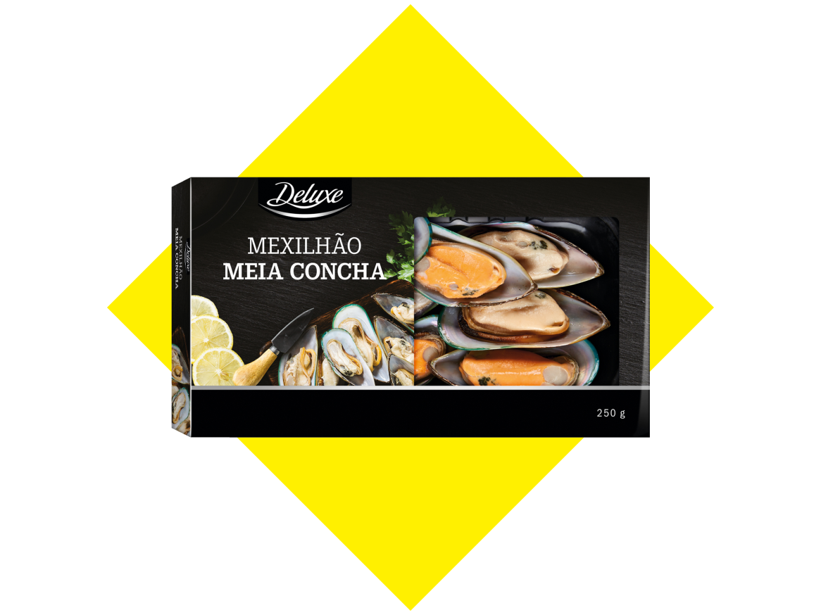 Embalagem de mexilhões de meia concha com limão e salsa, sobre fundo preto e amarelo.