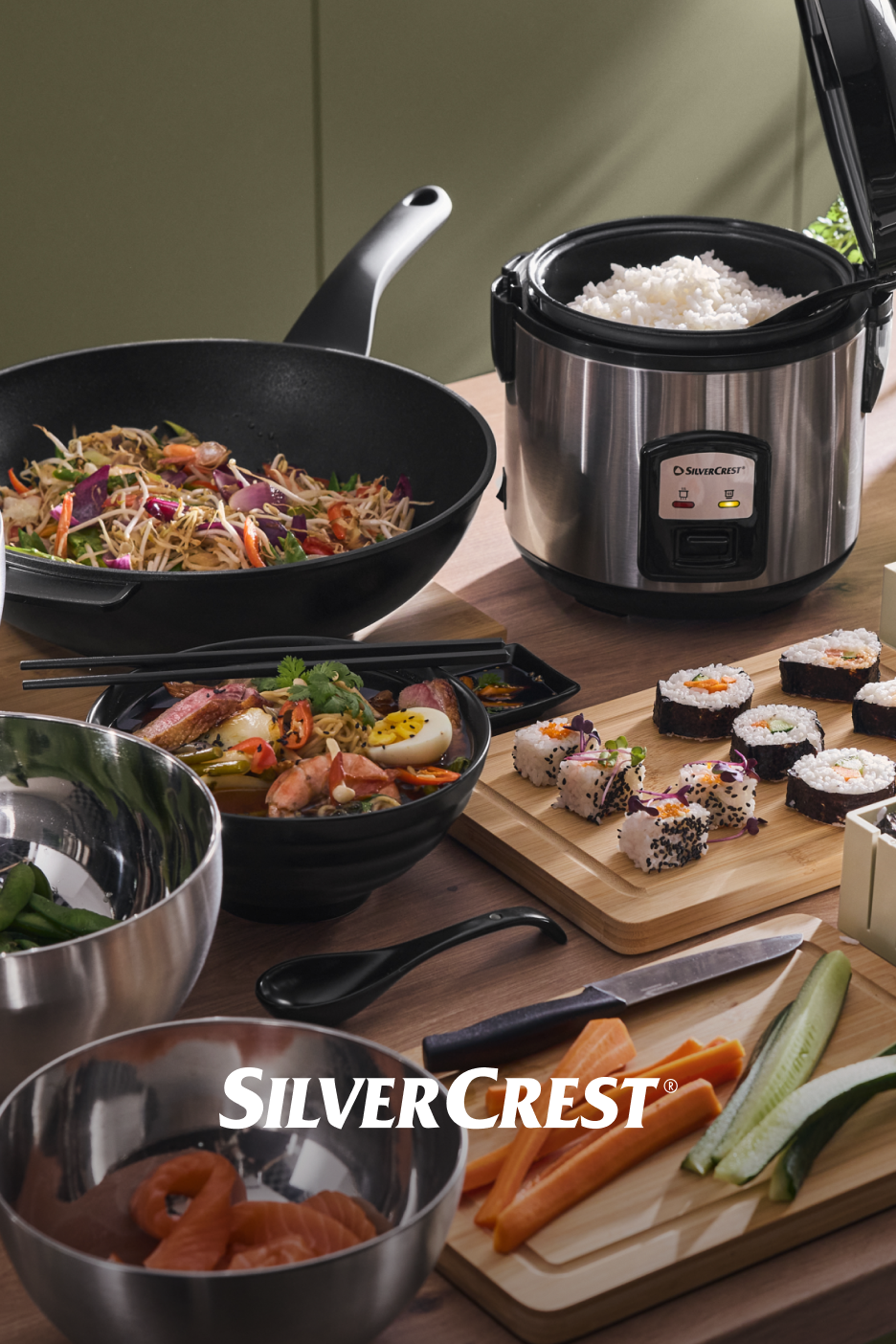 Cozinha asiática com wok, panela de arroz SilverCrest, ramen, sushi e ingredientes frescos.