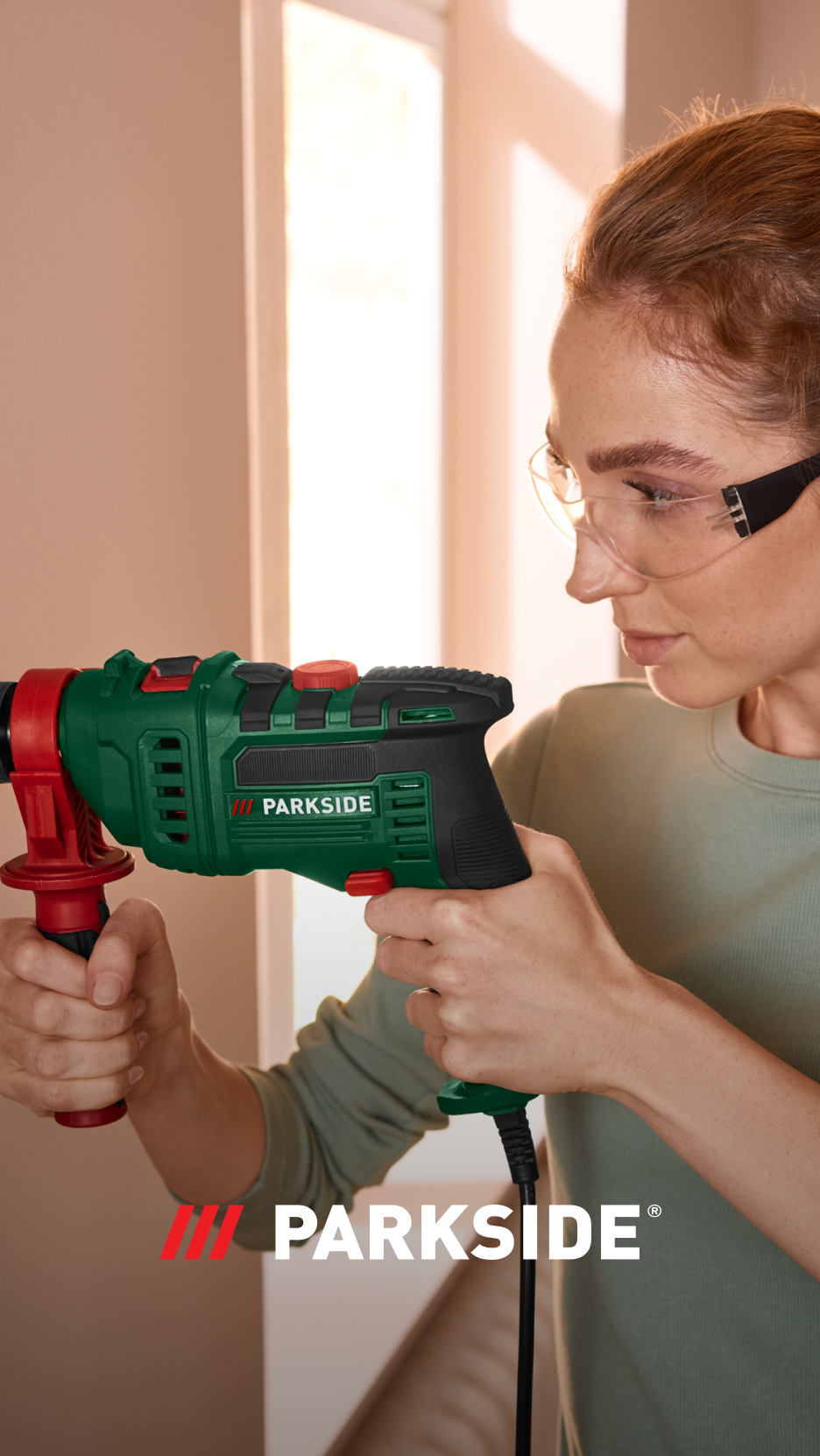 Mulher com óculos de proteção a usar uma berbequim Parkside.
