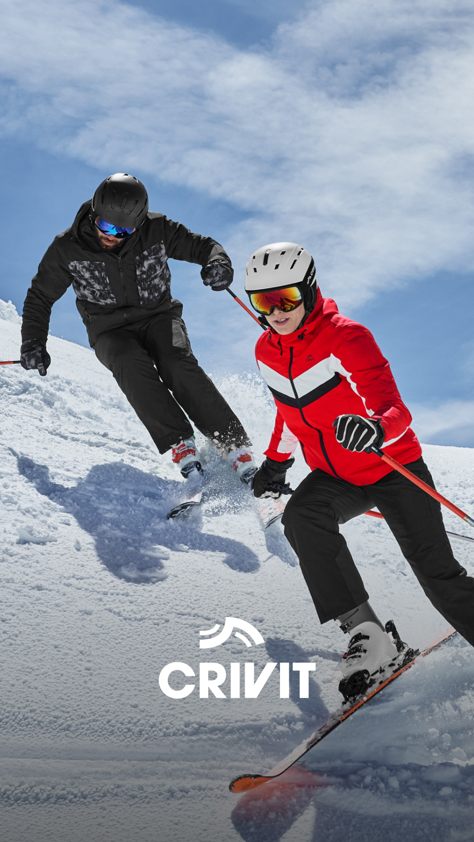 Dois esquiadores com capacetes, óculos e casacos de esqui Crivit descem uma encosta nevada.