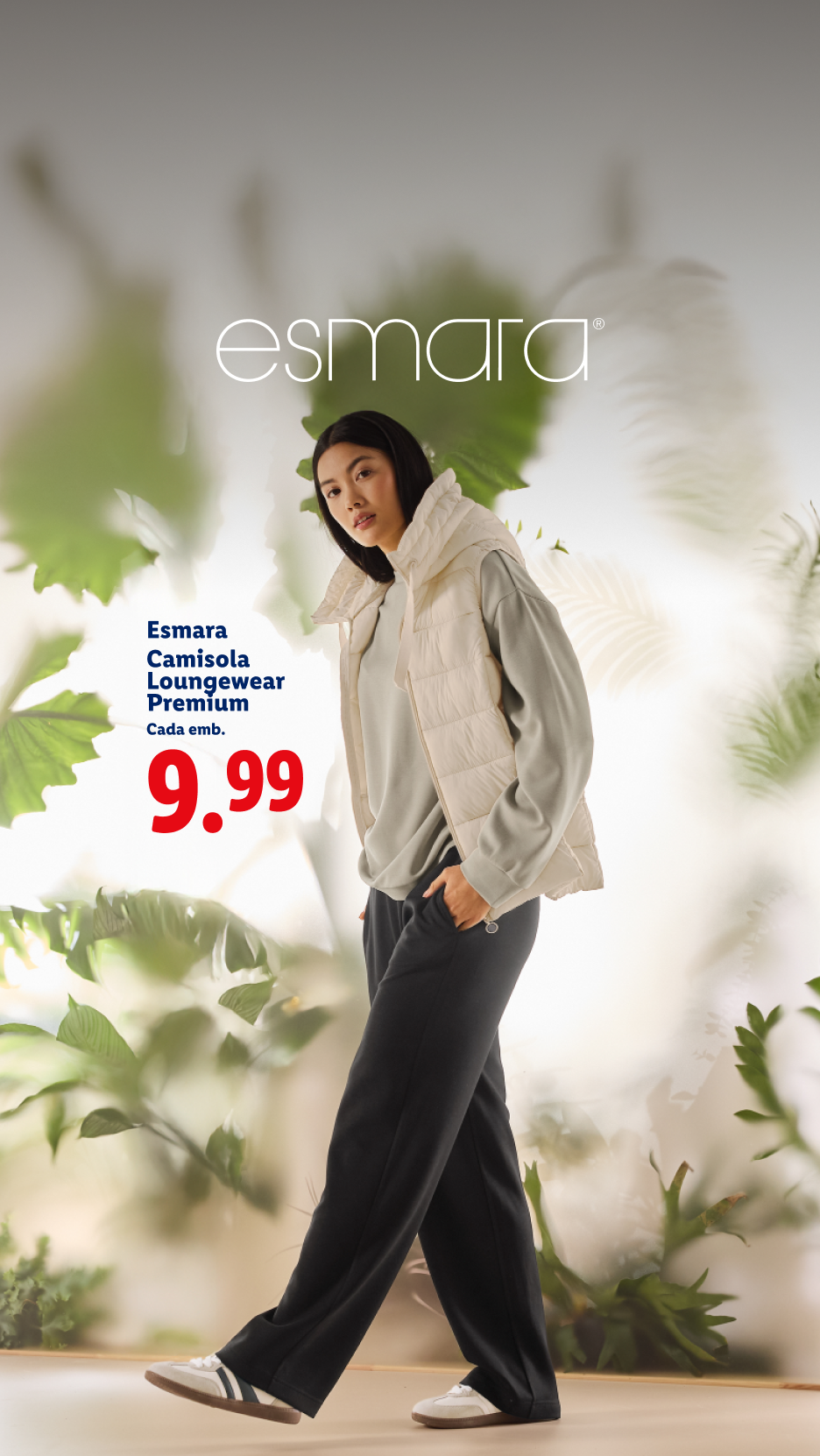 Mulher asiática a usar colete acolchoado bege, camisola verde-claro e calças de fato de treino pretas da Esmara. Preço: 9,99.
