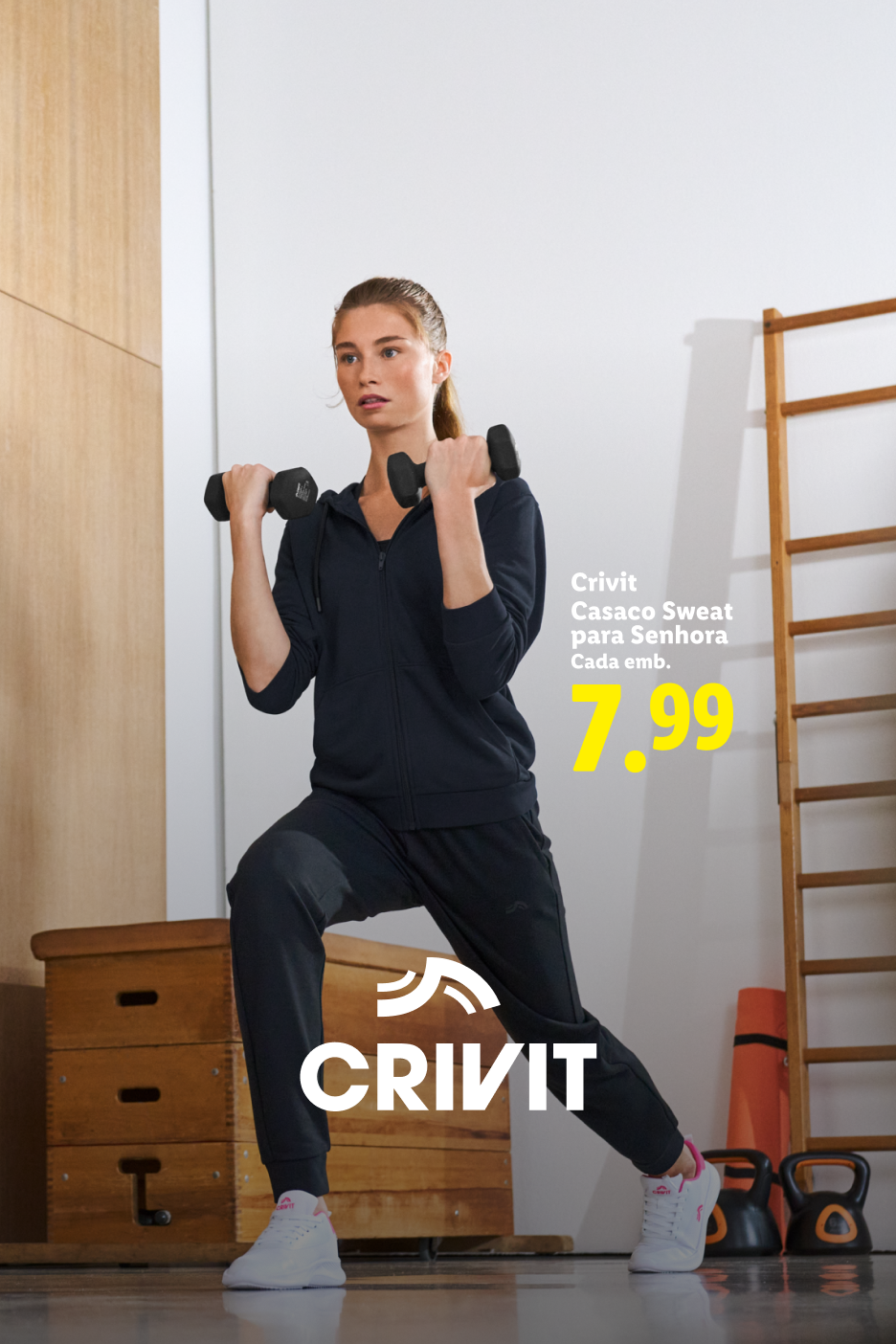 Mulher a fazer exercício com halteres, vestindo um casaco de moletom e calças de senhora. Preço: 7,99.