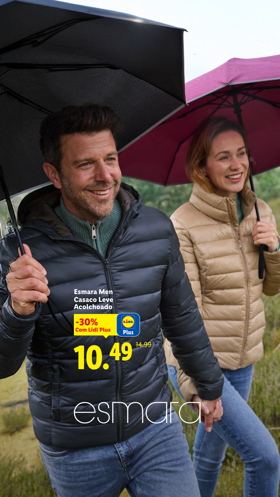 Um casal sorridente com casacos leves acolchoados e guarda-chuvas, com um desconto de 30% no casaco masculino.