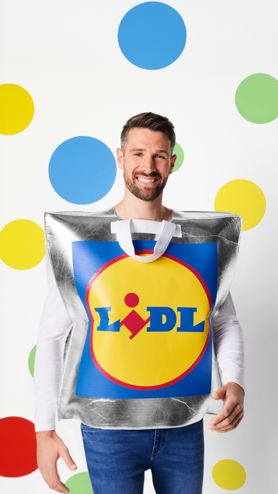 Homem sorridente vestido com um saco de compras prateado com um logótipo amarelo e azul.
