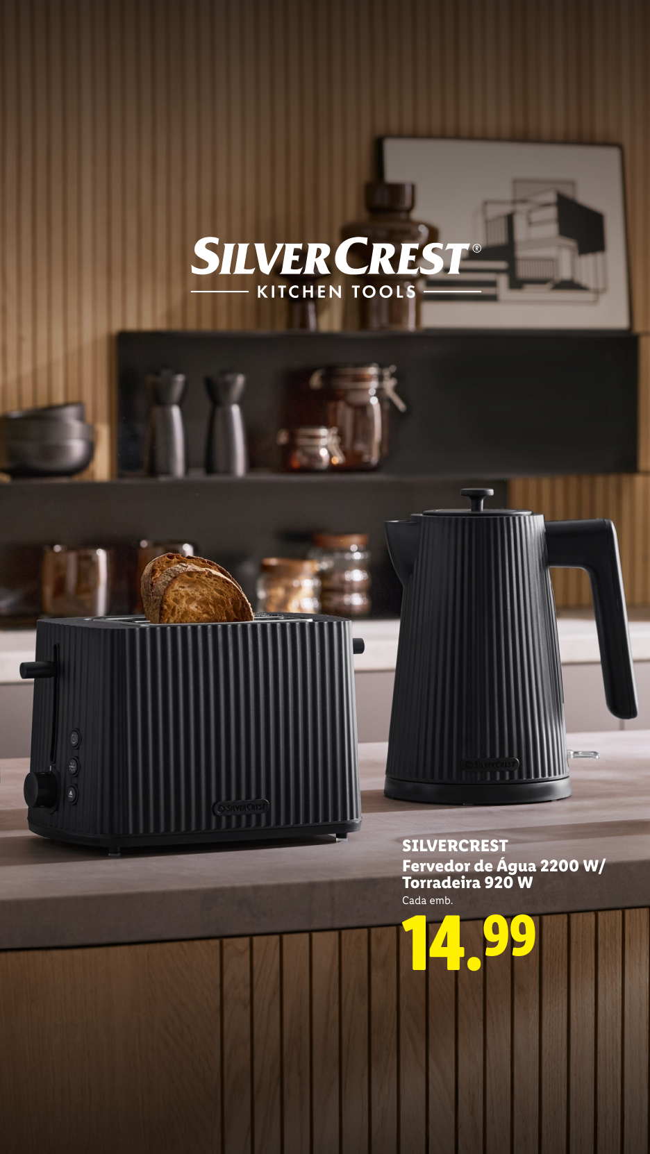 Um conjunto de chaleira e torradeira pretas com nervuras numa cozinha moderna, com o preço de 14,99.