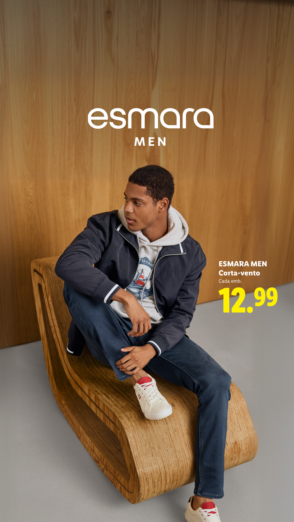 Homem sentado num banco de madeira, a usar um corta-vento, hoodie e calças de ganga. Preço: 12,99.