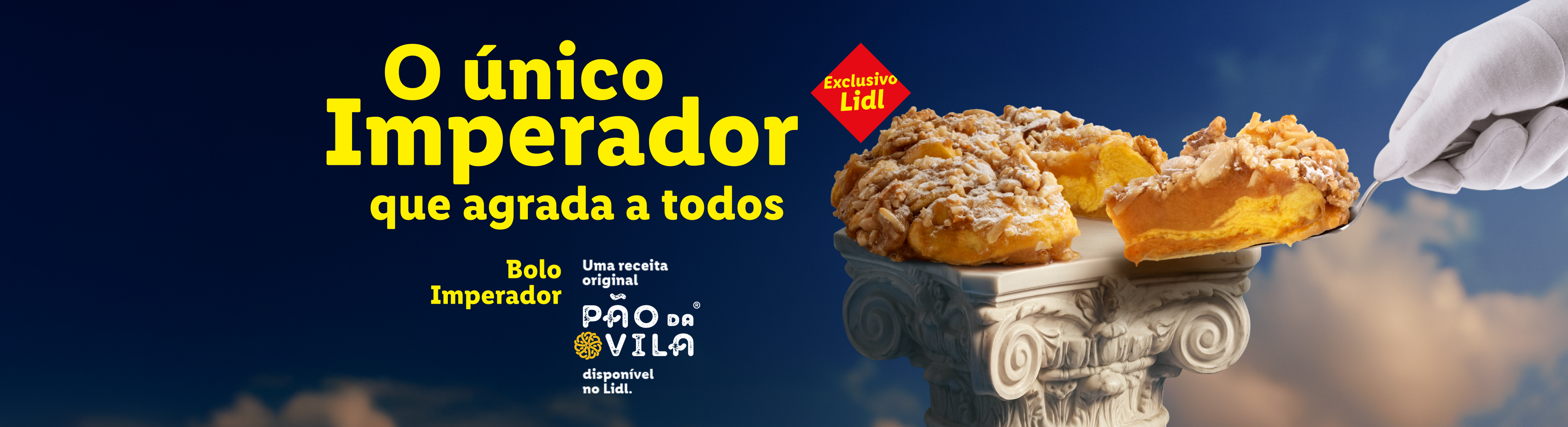 Bolo Imperador com cobertura de frutos secos, servido num pedestal, com o texto 'O único Imperador que agrada a todos'.