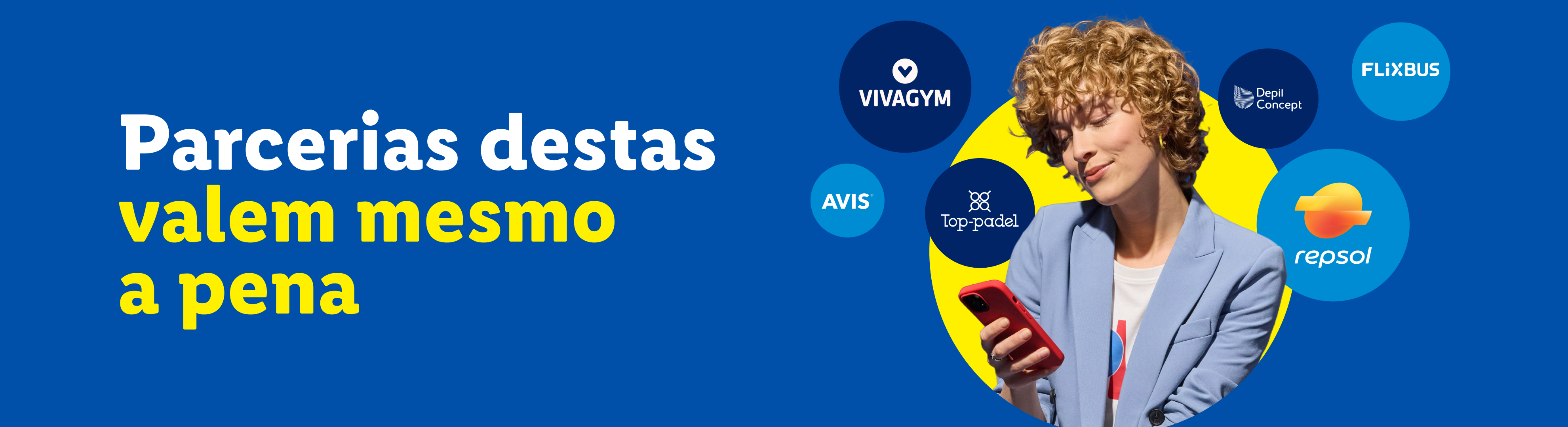 Mulher sorridente a usar o telemóvel, rodeada por logótipos de parcerias, com o texto 'Parcerias destas valem mesmo a pena'.