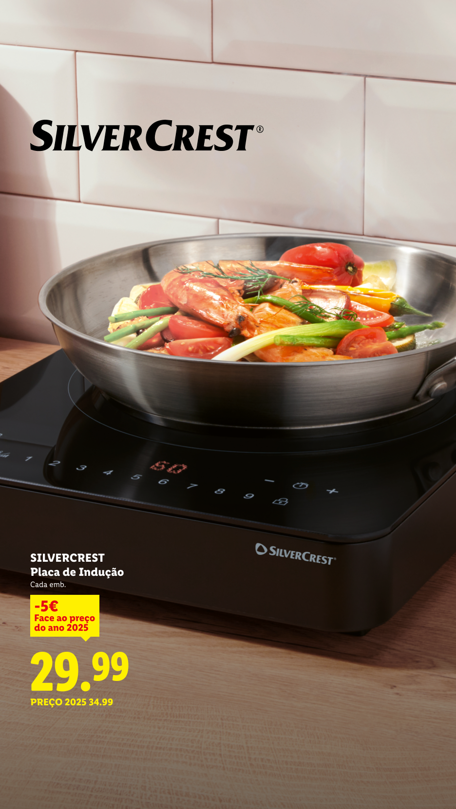 Placa de indução preta com uma frigideira cheia de camarão e vegetais, com o preço de 29,99€.