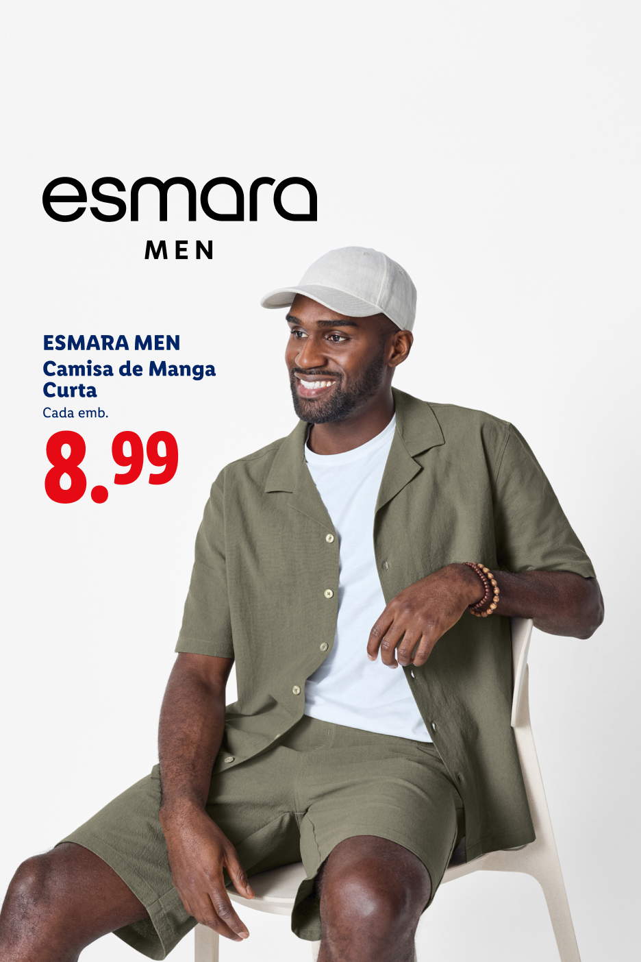 Homem sorridente com camisa e calções de manga curta, preço 8.99.