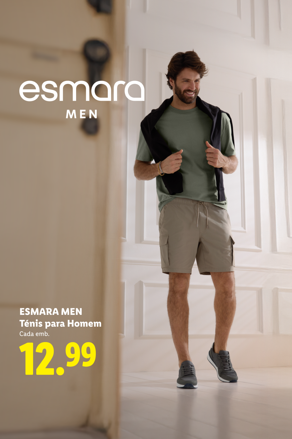 Homem sorridente com t-shirt verde, calções cargo e sapatilhas cinzentas. Preço: 12,99.