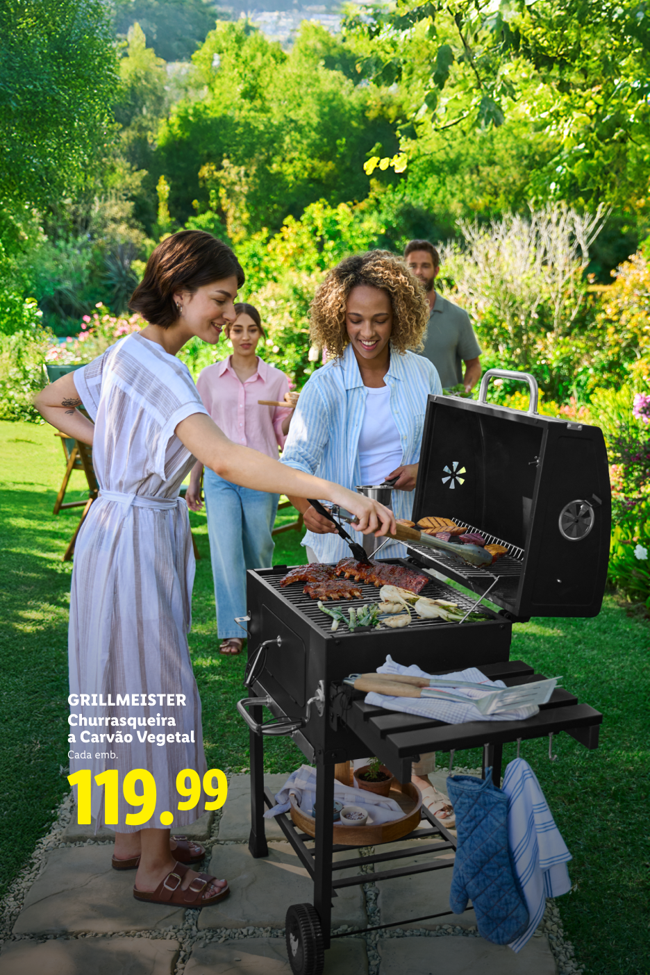 Churrasqueira a carvão vegetal com carne e legumes, 119.99€, num jardim com pessoas.