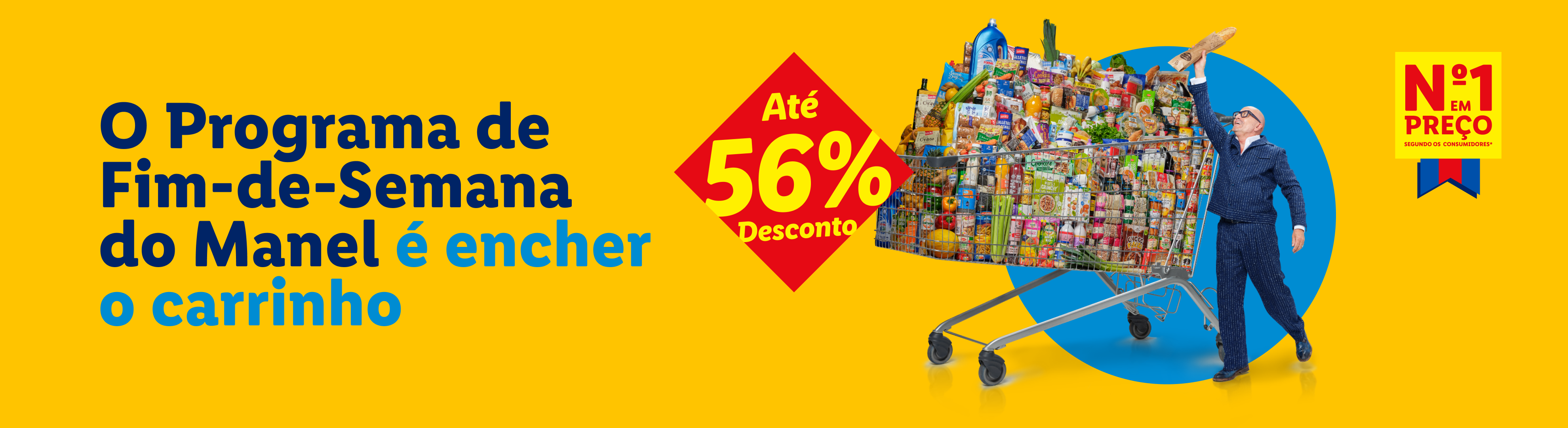 Homem feliz com carrinho de compras cheio de produtos alimentares e de limpeza, com desconto de 56% e selo de 'Nº1 em Preço'.