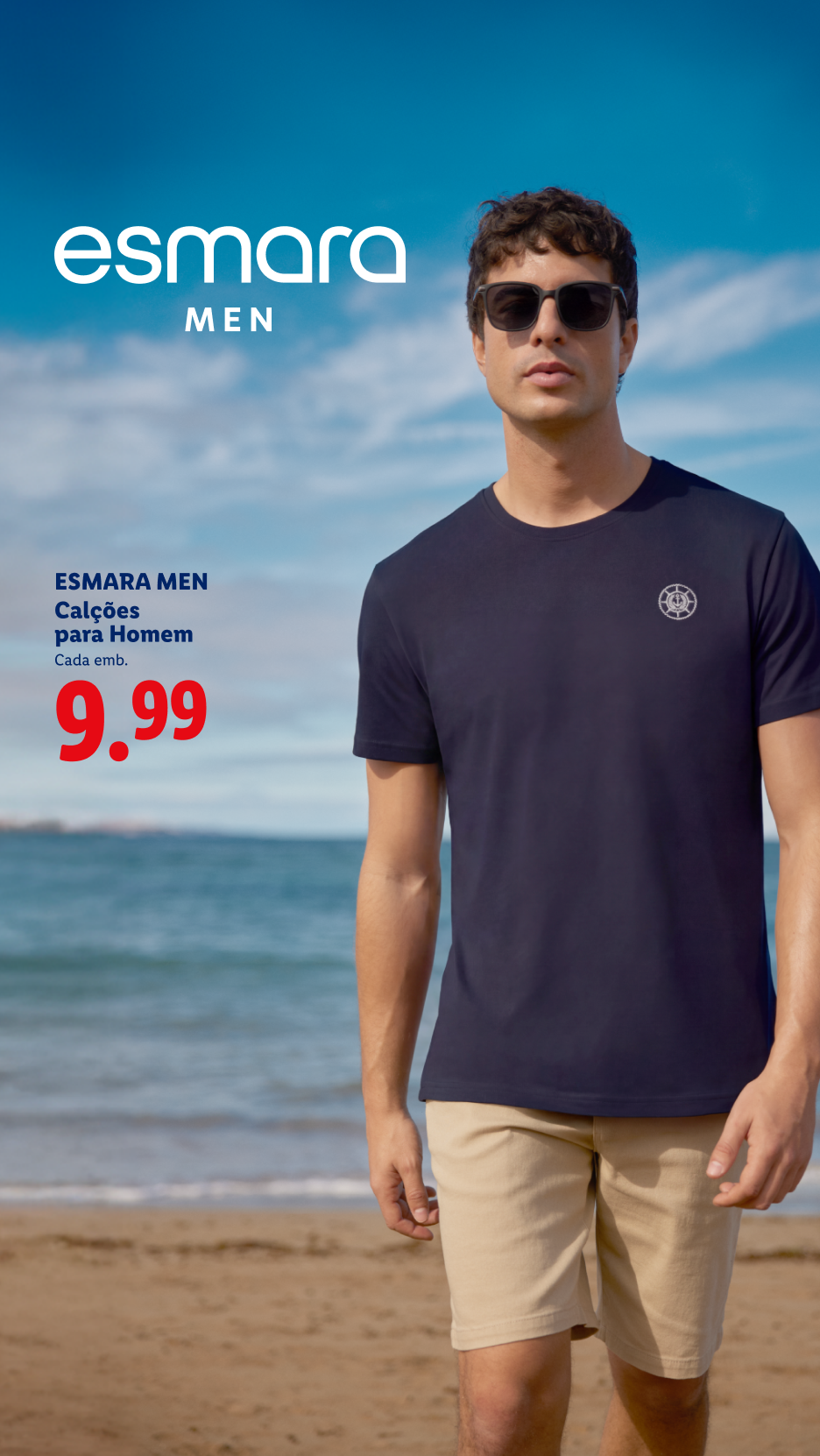 Homem na praia com t-shirt azul-marinho e calções bege, preço 9,99.