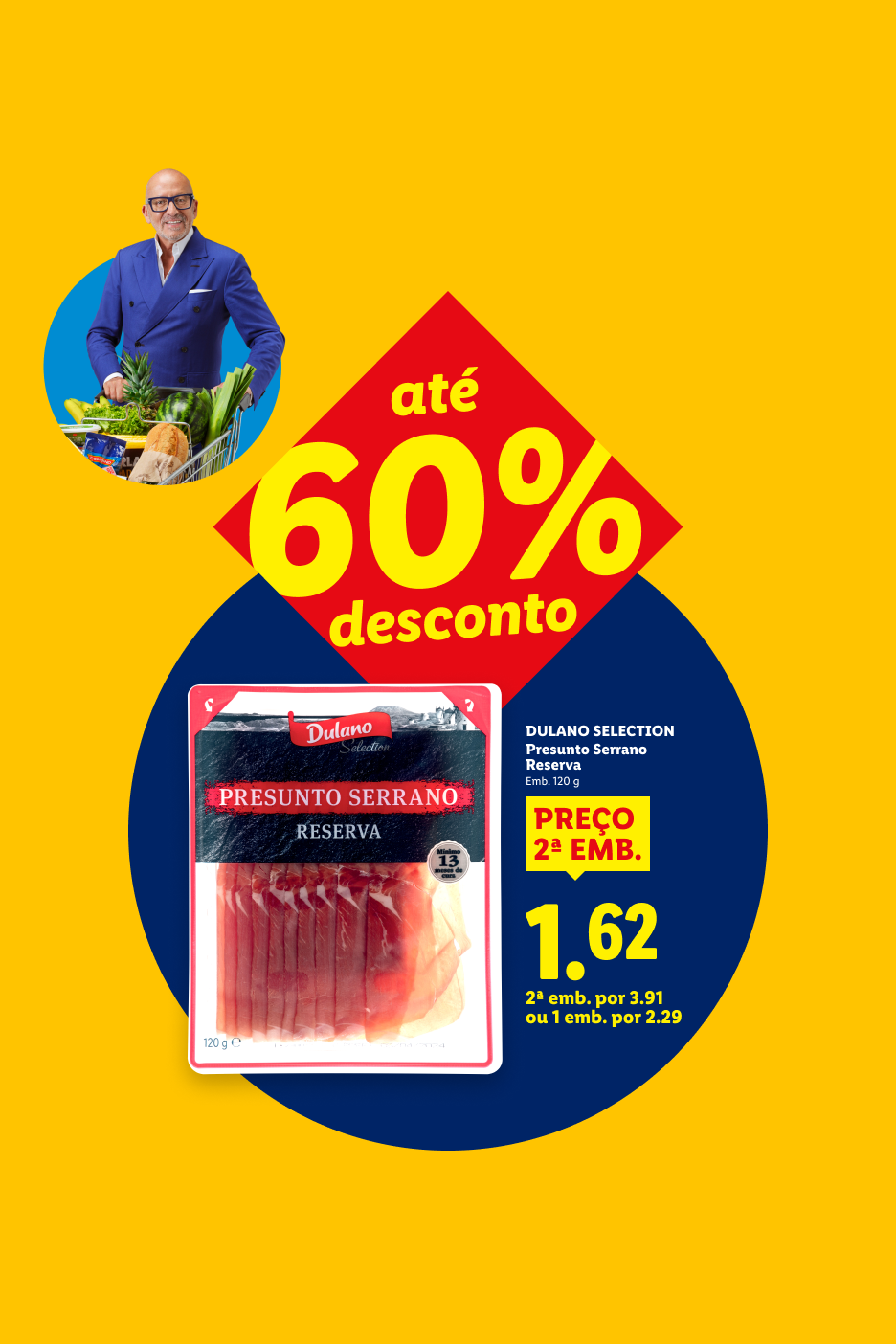 Homem com carrinho de compras e presunto serrano em promoção de até 60% de desconto.