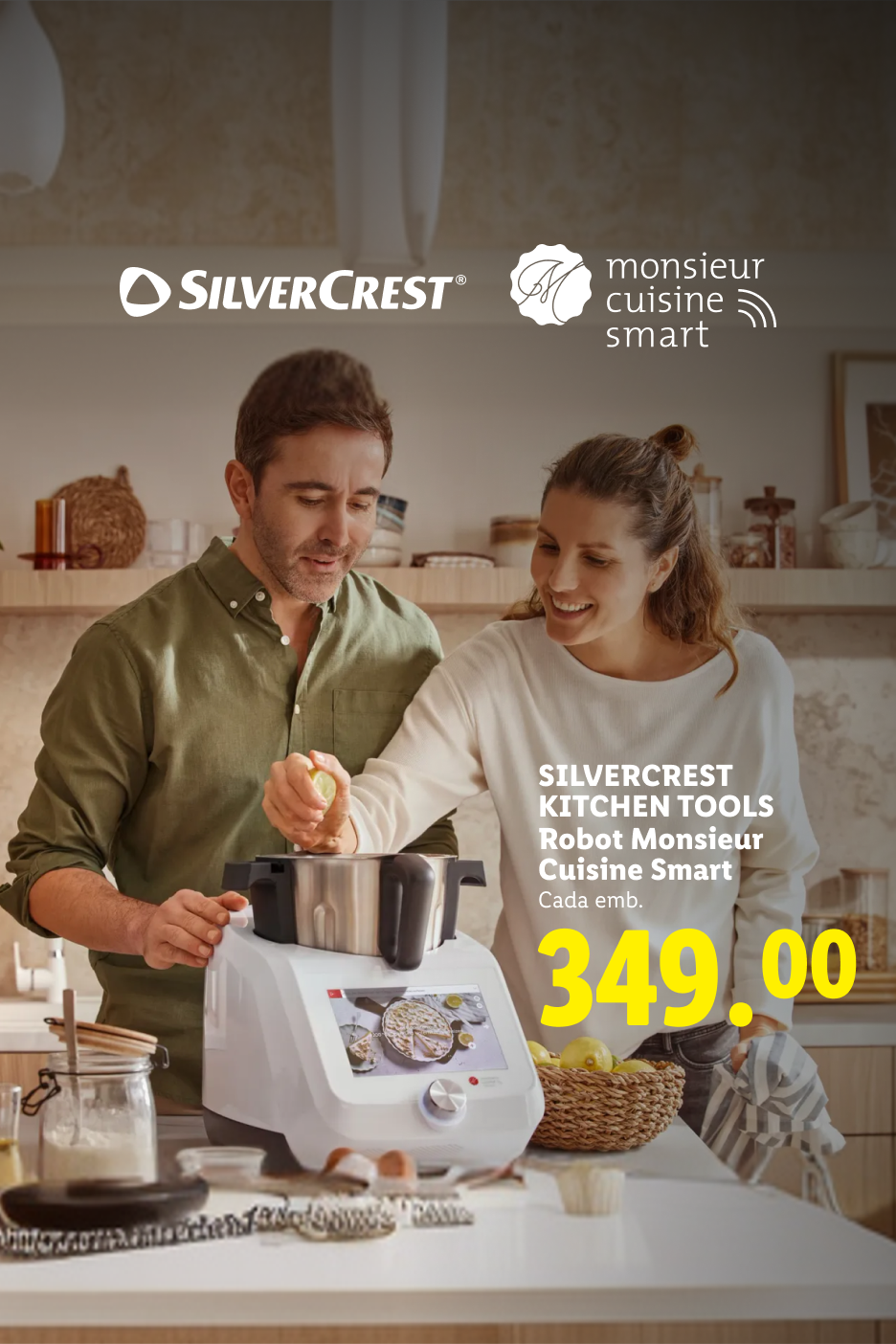 Um casal a usar um robot de cozinha inteligente, que custa 349,00 euros.