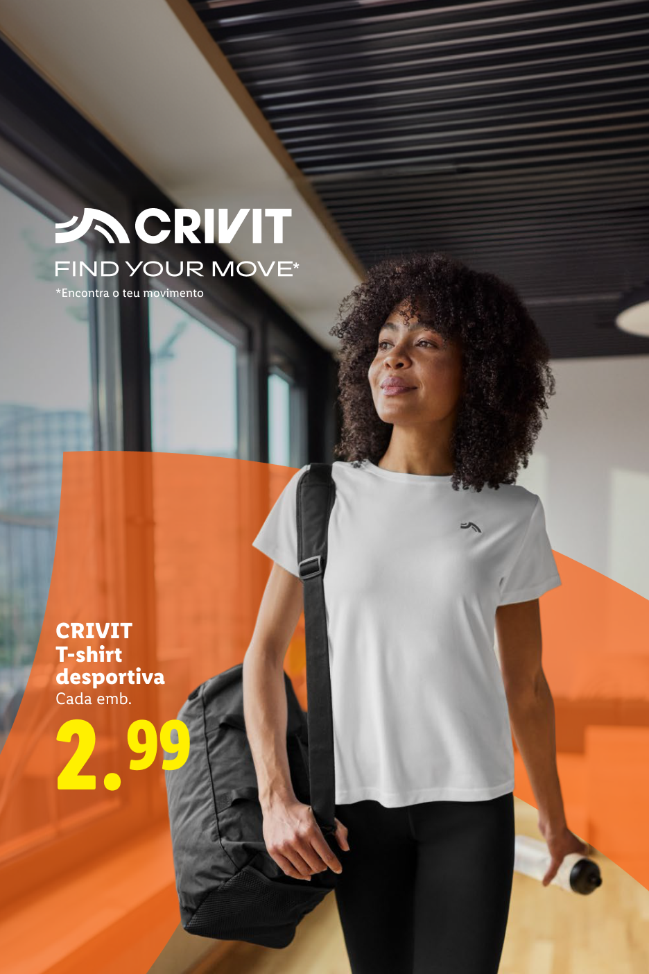 Mulher sorridente com t-shirt desportiva branca e saco de ginásio, com o texto 'T-shirt desportiva 2.99'.