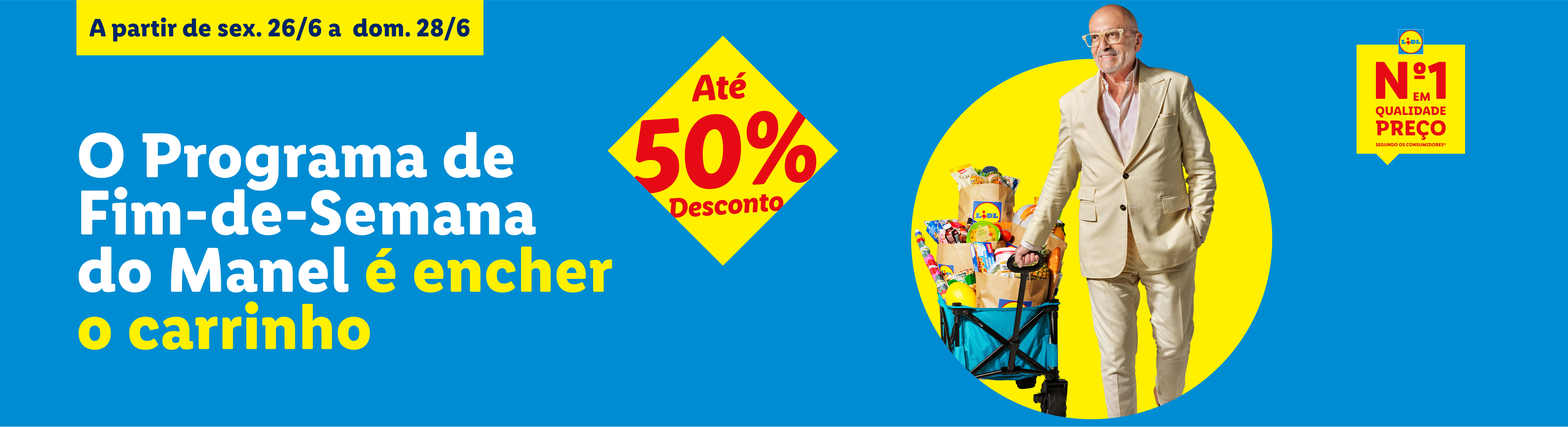 Homem com carrinho de compras cheio, com desconto de 50% e promoção de fim de semana.