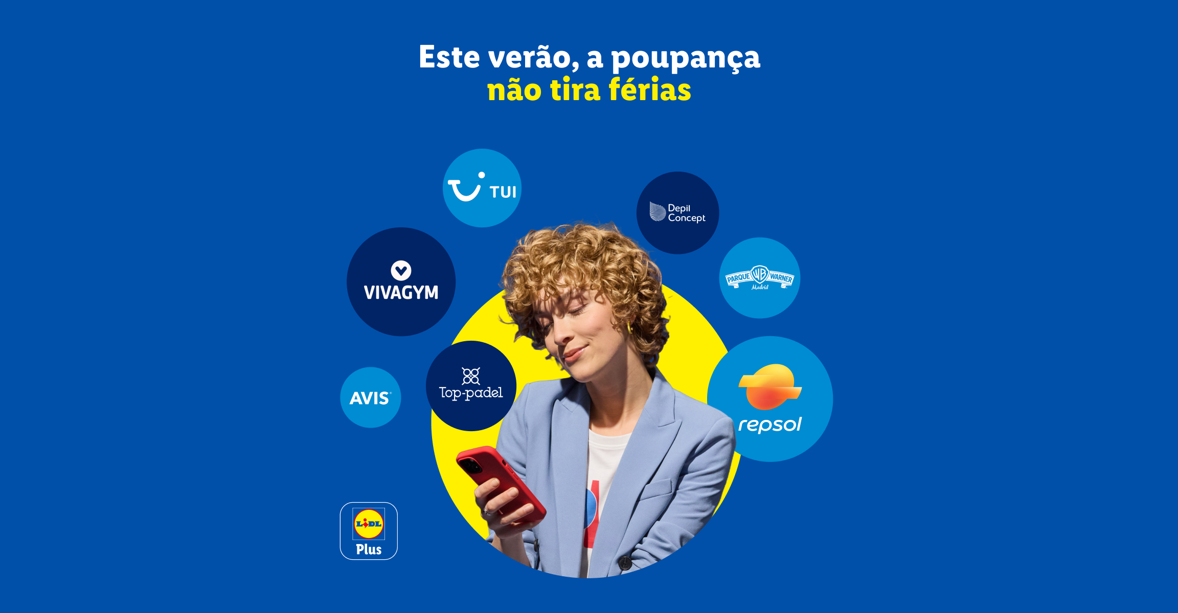 Mulher sorridente a usar um telemóvel, com texto 'Este verão, a poupança não tira férias' e vários logótipos de parceiros.