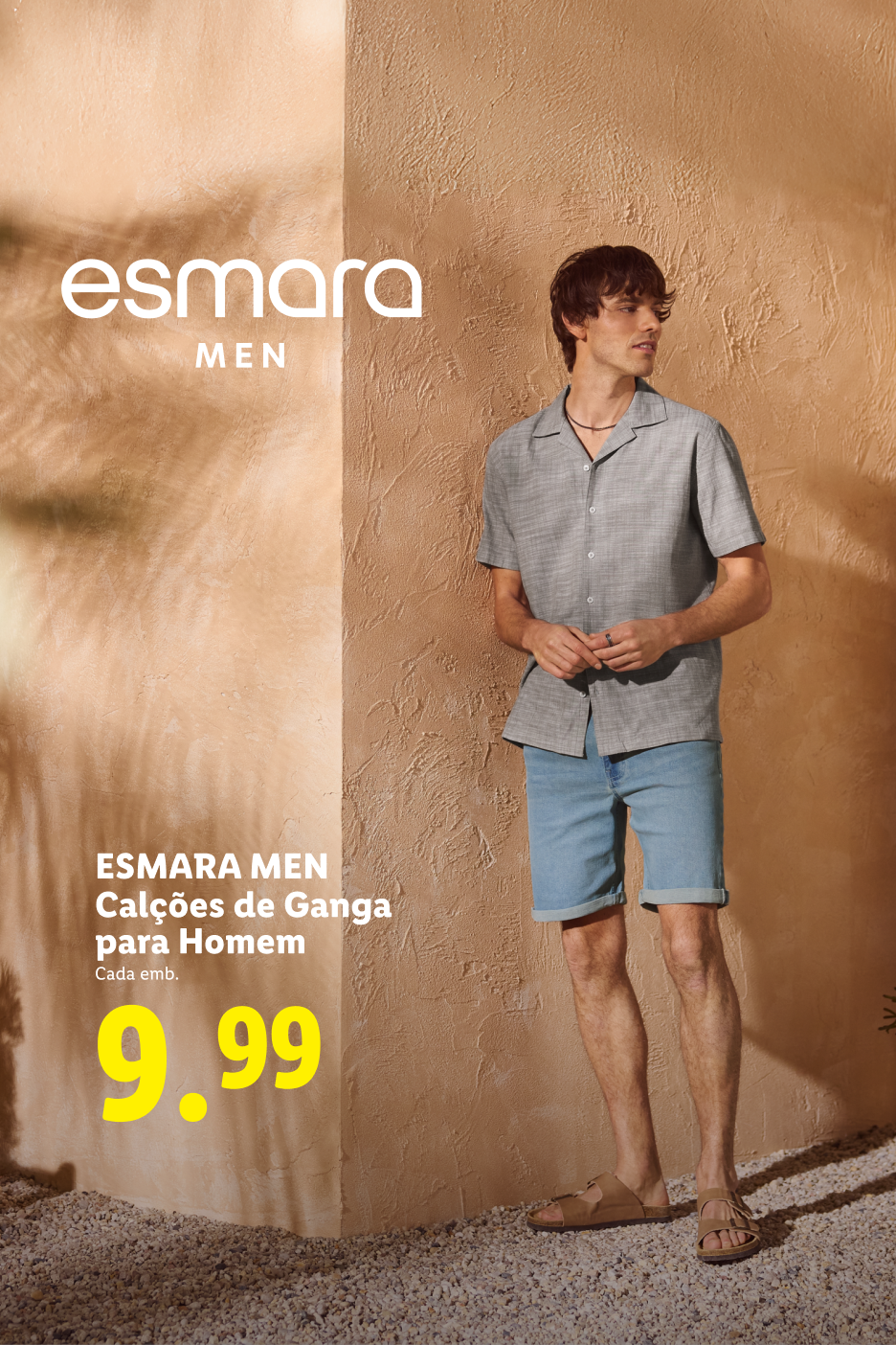 Homem com camisa cinzenta e calções de ganga, preço 9,99.