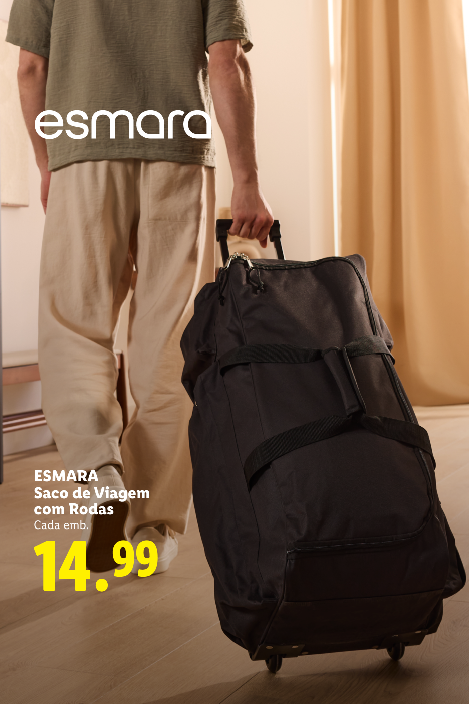 Homem a puxar um saco de viagem preto com rodas, preço 14.99.