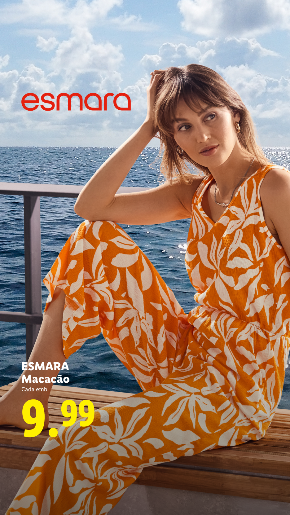 Mulher de macacão estampado laranja e branco, sentada num barco, com o mar e o céu ao fundo. Preço: 9,99.