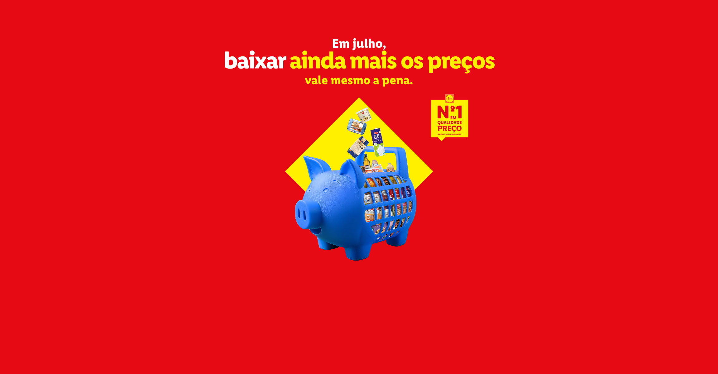 Um porquinho mealheiro azul cheio de produtos de supermercado, com texto a dizer 'Em julho, baixar ainda mais os preços vale mesmo a pena' e 'Nº1 em qualidade preço'.