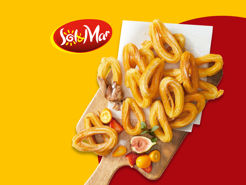  Churros Sol&Mar com frutas e chocolate, sobre tábua de madeira.