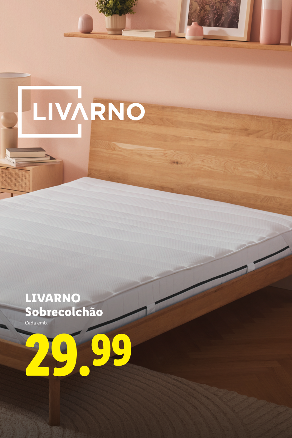 Sobrecolchão branco numa cama de madeira, com preço de 29,99.